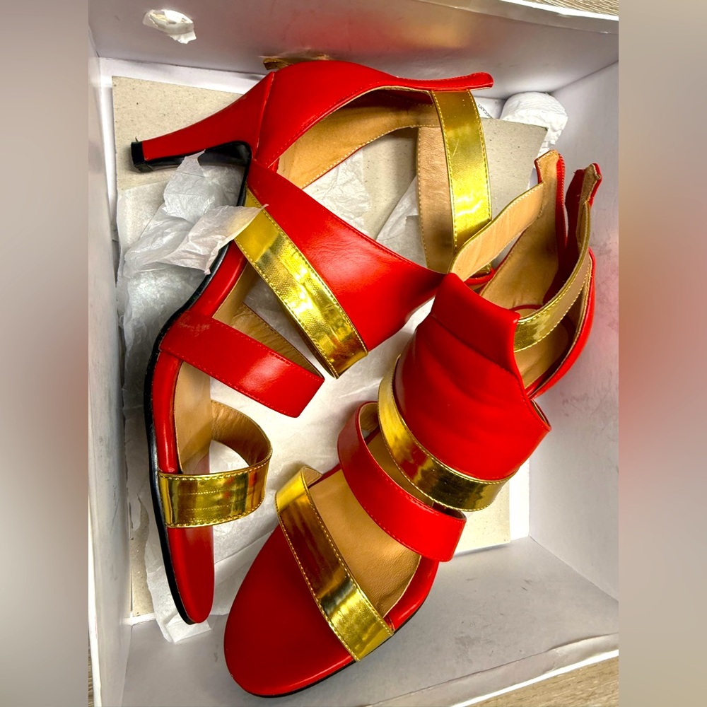 Ashro Strappy Peep Toe Size 8.5M Gold/Red Zip In Back W/ Box Cuban Heels